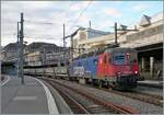 Die SBB Re 6/6  11619 (Re 620 019-0) wartet mit zahlreichen Fans-u Wagen in Lausanne auf die Weiterfahrt. 
30. Okt. 2025
  