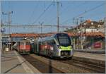 Die SBB Re 6/6 11635 (Re 620 035-6)   Muttenz  und der BLS MIKA RABe 528 215 als IR nach La Chaux de Fonds sorgen an diesem Sommermorgen in Neuch�tel f�r ein buntes Bahnbild. 16. Juli 2026 