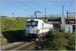 Die RailCare Rem 476 453 rangiert in Vufflens La Ville.