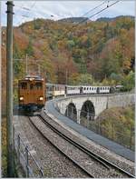 Die Bernina Bahn Ge 4/4 81 mit einem langen Blonay-Chamby Bahn Zug nach Vevey auf dem Baie de Clarens Viadukt. 

27. Okt. 20196