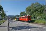 Der RhB ABe 4/4 35 der Blonay-Chamby Bahn mit den beiden RhB BC2 N° 121 und As2 N°2 als Riviera Belle Epoque Express auf der Rückfahrt von Vevey nach von Chaulin und verlässt den Bahnhof von Blonay. 

28. Juli 2024