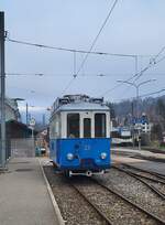 Mitten im Winter steht der Blonay Chamby Bahn  TL Ce 2/3 28 abgebügelt in Blonay.