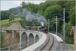 Die SEG G 2x 2/2 105 der Blonay Chamby Bahn überquert mit ihrem Dampfzug den neu restaurierten Baye de Clarens Viadukt bei Vers-Chez Robert.