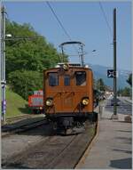 Die RhB Bernina Bahn Ge 4/4 81 der Blonay-Chamby Bahn manövriert in Blonay.