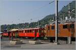 Während die RhB Bernina Bahn Ge 4/4 81 der Blonay-Chamby Bahn Blonay erreicht, wartet der Bernina Bahn ABe 4/4 35 der Blonay-Chanby Bahn mit einem Zug auf die Abfahrt nach Chaulin.