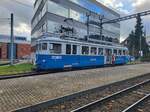 Der BDe 4/4  Mutschälle Zähni  erreicht als  Fondue Tram  im Rahmen des Weihnacht-Marktes von Bremgarten den Bahnhof Bremgarten.