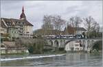Zwei AVA BDWM ABe 4/8  Diamant  in unterschiedlicher Farbgebung sind kurz nach der (während des Weihnachtsmarktes nicht bedienten Haltestelle) Bremgarten Obertor auf der Fahrt von Dietikon nach