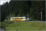 Der Be 4/6 102  Mönch  mit einem Vorstellwagen Lklp kurz nach der Abfahrt von der Grütschalp auf der Fahrt nach Mürren.