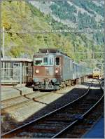 Eine BLS Re 4/4 erklimmt mit einem Schnellzug die Lötschberg Südrampe und erreicht hier Hohtenn. Oktober 1995
(Gescannts Negativ)
