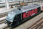 BLS AG/674971/am-13-mai-2010-steht-465 Am 13 Mai 2010 steht 465 003 in 'Les Miserables' Werbung in Spiez.