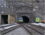 Die Schublok RE 465 017 des AT1 nach Kandersteg verschwindet in Goppenstein im Lötschberg Tunnel.

3. Jan. 2024