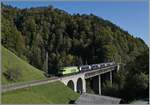Die BLS Re 465 014 mit dem GoldenPass Express GPX von Interlaken Ost nach Montreux auf der Bunschenbachbrücke bei Weissenburg.