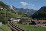 BLS AG/858816/ein-bls-rabe-528-mika-ist Ein BLS RABe 528 'MIKA ist bei Garstatt auf dem Weg von Bern nach Zweisimmen und somit in gut einer Viertelstunde am Ziel seiner Fahrt. 

29. Sept. 2023
