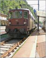 BLS AG/861930/wirklich-gute-dienste-leiste-meine-alte Wirklich gute Dienste leiste meine alte Digi-Knipse von 2006 in Iselle beim Fotografieren der Autotunnelzugs, da dazu das kleine Objektiv durch den Gitterrost des Absperrzauns passt. Das Bild zeigt die gerade aus Brig mit ihrem Autotunnelzug (AT3) in Iselle angekommene BLS Re 4/4 195.

12. September 2004