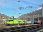 bls-cargo/868348/die-bls-re-465-008-und Die BLS Re 465 008 und eine BLS Re 475 verlassen mit einem Güterzug den Bahnhof von Brig. 
 
13. Nov. 2024