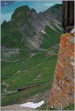 Ein Blick von der Gipfelstation der Brienzer Rothorn Station ins Tal mit eine BRB Dampfzug in der unteren Bildteil und dem Brienzersee am oberen Bildrand. 

8. Juli 2016