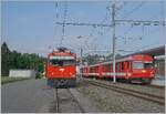 In Le Noiremont steht die CJ Gem 2/2 522 und rechts im Bild der CJ Regionalzug nach Tavannes.