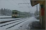 ein LEB Zug auf dem Weg nach Lausanne im verschneiten Jouxtens-Mezery.