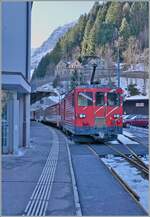 MGB/874009/in-goeschenen-wartet-ein-mgb-de In Göschenen wartet ein MGB De 4/4 mit seinem Pendelzug auf die Abfahrt in Richtung Andermatt. 

21. Jan. 2025 