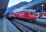 Während die MGB HG 4/4 II N° 4 mit ihrem Regio von Zermatt in Visp für die Rückfahrt nach Zermatt wendet, erreicht eine SBB Re 460 mit ihrem IR 61 von Brig nach Basel den Bahnhof