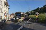 Schnappschuss am Bahnübergang: der Von Sarah Morris gestaltete Lenkerpendel  Monarch  erreicht in Kürze Montreux.