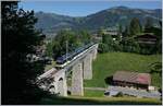 mob-goldenpass/701122/ein-mob-alpina-regionalzug-auf-dem Ein MOB Alpina Regionalzug auf dem Weg nach Monteux auf dem 109 Meter langen Grubenbach Viadukt bei Gstaad. 

2. Juni 2020