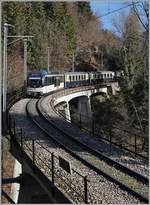 Der MOB Alpina ABe 4/4 9301 ist mit dem MOB Belle Epoque Zug kurz vor Sendy-Sollard auf dem Weg nach Montreux.