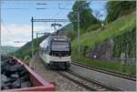 Mit dem MOB ABe 4/4 9303  Alpina  am Schluss des Zuges verlässt ein Regionalzug Montreux -Zweisimmen den Bahnhof von Chamby. Der mit Kohlen beladen Wagen links auf dem Foto wurde absichtlich mit ins Bild genommen, er zeigt den Bezug von Chamby zur Blonay-Chamby Bahn (für welche die Kohle ja auch bestimmt ist). 

19. Mai 2024