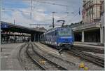 Die MOB Ge 4/4 8001 verlsst mit dem GoldenPass Express GPX 4068 nach Interlaken Ost den  Bahnhof von Montreux.