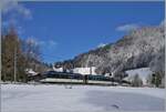 Ein MOB Regionalzug von Zweisimmen nach Montreux in der Winterlandschaft bei Les Avants.

3. Jan. 2025