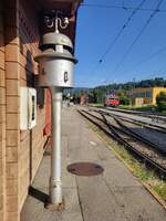 In Blonay wartet die MOB HGem 2/2 2501 auf den Gegenzug.