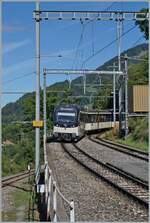 Der MOB Serie 9000 ABe 4/4 9302 'Alpina' erreicht mit seinem Regionalzug von Zweisimmen nach Montreux den Bahnhof von Chamby . 

14. Sept. 2025