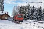 Es hat geschneit und da muss, wie üblich, die HGem 2/2 2501 mit dem X464 zur Schneeräumung auf den Les Pléiades ausrücken. Das Bild zeigt die HGem 2/2 2501 nach getaner Arbeit beim Abwarten der freien Strecke für die Rüc ...