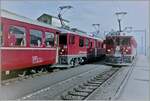 In Alp Grüm kreuzen sich zwei Bernina Bahn Züge.