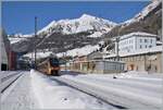 Blick auf den Bahnhof von Airolo mit dem hier haltenden SOB RABe 526 216 der auf dem Weg nach Locarno ist.