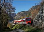 Ein TMR Region Alpes RABe 525  NINA  auf dem Weg nach Martigny bei Sembrancher.

6. Nor. 2020