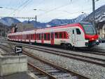 Im Wallis in einem versteckten Tal, nahe der Grenze zu Italien, habe ich einen neuen FLIRT der auf den Name EVO hört entdeckt: in Orsières wartet der RABe 533 701 als R82 auf die Abfahrt