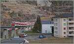 Von Le Châble kommend fahren zwei TRM Region Alpes RABe 525  NINA  über den Sembrancher Viadukt und werden in Kürze den Bahnhof von Sembrancher erreichen.