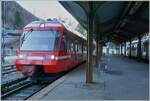 Im noch schattigen Vallorcine wartet der SNCF Z 800 002 als Regionalzug 18975 auf die Weiterfahrt nach Martigny. Der Triebwagen ist als TER 18903 von Chamonix gekommen und wird heute ausnahmsweise nach Martigny durchgebunden. 9. April 2026