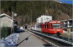 Der TMR BDeh 4/8 22 erreicht als TER 18914 von Vallorcine nach Saint-Gervais-Bains den Bahnhof von Montroc-Le-Planet. Der Triebwagen muss hier kurz auf den Gegenzug warten. Auff�llig und absolut zu beachten das Warnschild zu den Gefahren der Stromsch ...