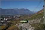 Mit dem TPC A-L Bt an der Spitze und dem schiebenden TPC A-L BDeh 4/4 310 erklimmt der R 70 336 die Steigung vom Tal hinauf in Richtung Leysin Grand-Hôtel.