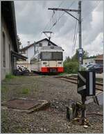 Nur auf den ersten Blick das gleiche Bild wie das vorangegangen: Am folgenden Tag steht der BDe 4/4 N° 8 abgestellt in Les Ponts de Martel. Interessant ist ein Vergleich der nur auf den ersten Blick gleichen Triebwagen BDe 4/4 N° 6 und 8. 27. Juni 2024