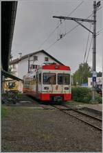 transn-2/853413/nachdem-der-transn-ex-cmn-bde Nachdem der transN (ex cmn) BDe 4/4 N° 6 als Schülerzugrückleistung (R 22 316) Les Ponts de Martel erreicht hat, wird der Triebwagen hinter dem Bahnübergang zum Fahrradabstellplatz kurz abgestellt, da in Kürze der R 22 318 von La Chaux-de-Fonds in Les Ponts de Martel eintreffen wird. In der Folge wird der aus La Chaux de Fonds angekommene Zug nach einer Kurzwende von zwei Minuten nach La Chaux de Fonds zurückfahren und der hier zu sehende BDe 4/4 N° 6 als R 22 321 eine gute halbe Stunde später ebenfalls nach La Chaux de Fonds fahren, so dass es dann in La Sagne zu berühmten Kreuzung der Züge R 22 321 und R 22 320 kommen wird. 26. Juni 2024