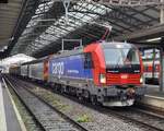 sbb-cargo/874288/die-sbb-cargo-193-066-wartet Die SBB Cargo 193 066 wartet mit einem gemischten Güterzug in Lausanne auf die Weiterfahrt in Richtung Villeneuve.
3. Feb. 2025