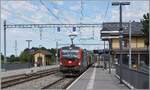 Bei eher ung�nstigem Licht f�hrt die von SBB angemietet 193 057 mit einem G�terzug durch den Bahnhof von Roche VD; links das restaurierte Warteh�uschen und rechts, durch moderne Utensilien etwas verdeckt, das ebenfalls hervorragend hergerichtete Bahnhofsgeb�ude im Chalet Stil. 

2. September 2026