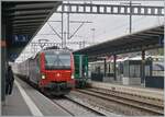 Die SBB Cargo International Re 193 472 fährt mit einem Railcare Zug durch den Bahnhof von Morges.