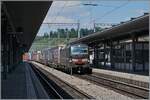 sbb-cargo-international/855957/die-sbb-cargo-international-193-701 Die SBB Cargo International 193 701 fährt mit einem Güterzug in Richtung Italien durch den BLS Bahnhof von Spiez.

23. Juli 2024