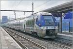 Der aus drei SNCF Z 27500 bestehende TER Geneève - Lyon fährt ohne Halt durch den Bahnhof von Vernier.