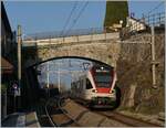Der SBBB RABe 523 018 erreicht als S2 nach Aigle den Bahnhof von Rivaz. 

3. April 2021
