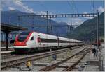Ein SBB RABe 500 ICN fährt in Giubiaso durch. Der Zug ist auf dem Weg nach Lugano.

23. Juni 2023